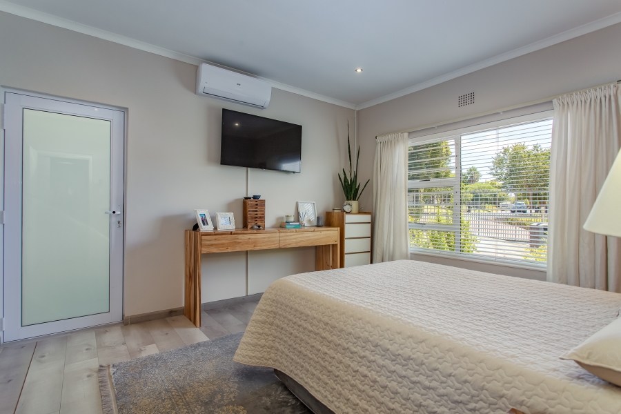 5 Bedroom Property for Sale in Uitsig Western Cape